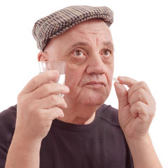 homme qui prend le médicament sur fond blanc
