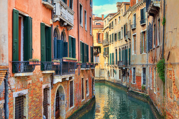Fototapeta na wymiar Małe kanał wśród starych domów. Wenecja, Włochy.