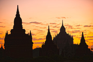 Obraz premium Silhouette of Buddhist Pagodas at sunrise, Bagan, Myanmar..