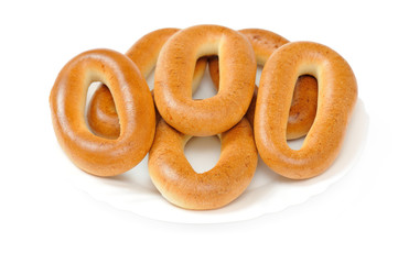 Бублики на тарелке изолированные на белом фоне