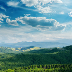 Fototapeta na wymiar zielona góra objęte nieba