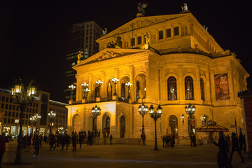 Fototapeta na wymiar FRANKFURT - 02 marca: Alte Oper w nocy w dniu 2 marca 2013 r. Frankf