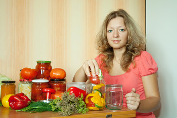 Obraz na płótnie Canvas Kobieta co warzywa konserwowe