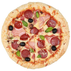Pizza mit Salami, Schinken und Champignons