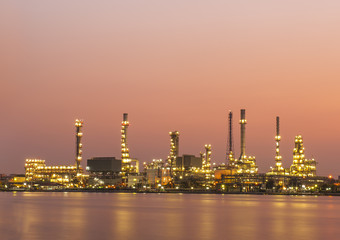 Obraz na płótnie Canvas Oil refinery before sunrise