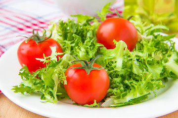 Frizzy crisp lettuce with cherry tomatoes