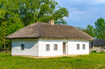 Fototapeta na wymiar Typowy ukraiński zabytkowy dom