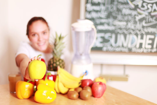 Frau mit Obst und Gemüse