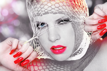 Fashion Gesicht Visagistik mit langen Nägel im Netz Poster Nahaufnahme