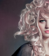 Fototapeta premium Blonde Locken mit Strähnchen / alterable 24
