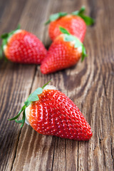 Erdbeeren auf Holz IV