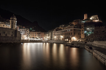 Fototapeta na wymiar Vernazza, photo noc na wsi. Cinque Terre, Włochy Liguria