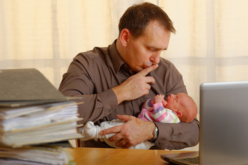 mann mit baby im büro