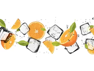 Fototapete Im Eis Orangen mit Eiswürfeln, isoliert auf weißem Hintergrund