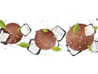 Küchenrückwand glas motiv Im Eis Kokosnuss mit Eiswürfeln, isoliert auf weißem Hintergrund