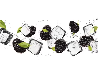 Fotobehang Fruit in ijs Bramen met ijsblokjes, geïsoleerd op een witte achtergrond