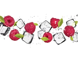 Foto op Plexiglas Fruit in ijs Frambozen met ijsblokjes, geïsoleerd op witte achtergrond