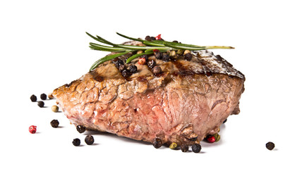 Steak de boeuf moyen grillé, isolé sur fond blanc