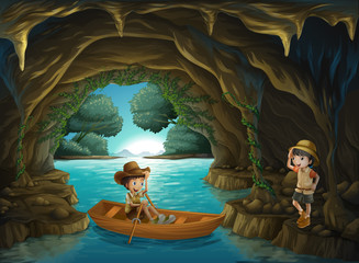 Une fille et un garçon à la grotte