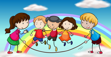 Fünf Kinder spielen vor einem Regenbogen