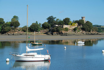 Château de Péhou vu depuis la cale de Mordreuc