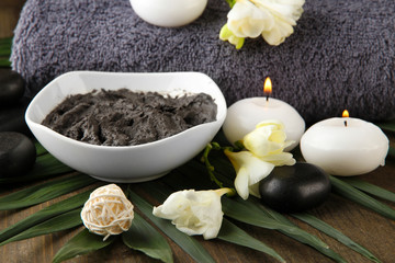 Composition with cosmetic clay for spa treatments,