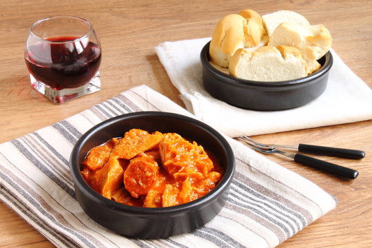 Raci&oacute;n de callos con pan y vino tinto