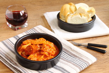 Ración de callos con pan y vino tinto