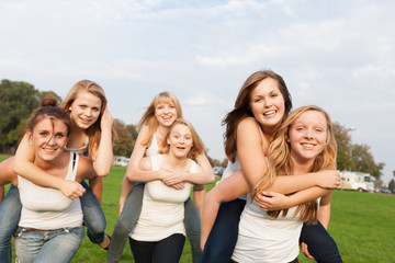 Freundinnen laufen huckepack Wettrennen
