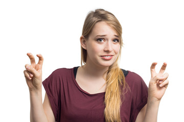 Junge Blondine macht Anführungszeichen