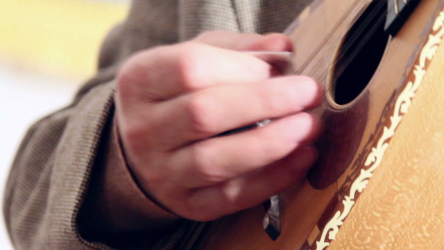 Artist playing mandolin, close up