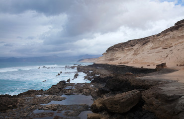 Fototapeta na wymiar Erozji strome zachodnie wybrzeże: Fuerteventura