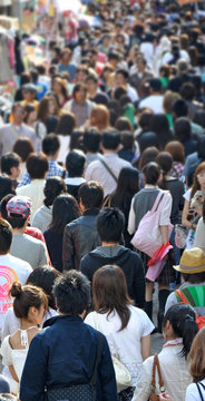 Foule asiatique, photo de foule dense dans une rue pi&eacute;tonne &agrave; Tokyo Japon, population et d&eacute;mographie en Asie