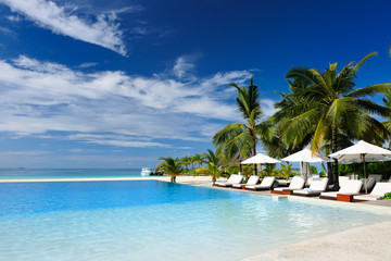 Fototapeta na wymiar Luksusowy tropikalny basen