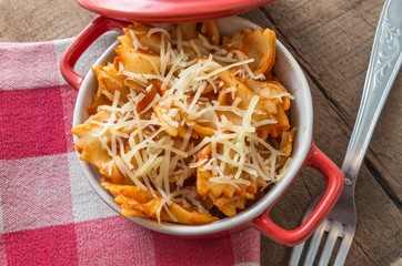 Farfalles en sauce tomate.