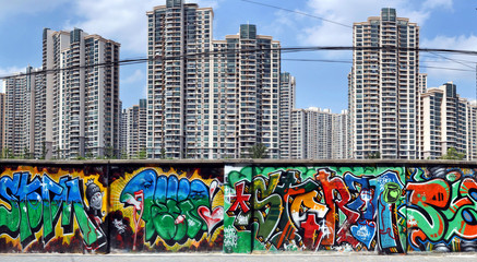 Obraz premium Zbiorowe mieszkania i graffiti w Szanghaju