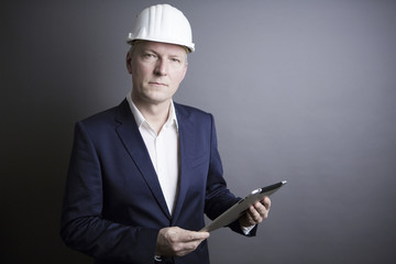 mann mit helm und tablet computer