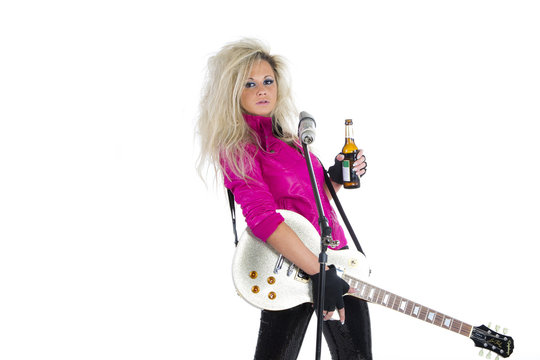 Rock Girl mit Gitarre und Bier