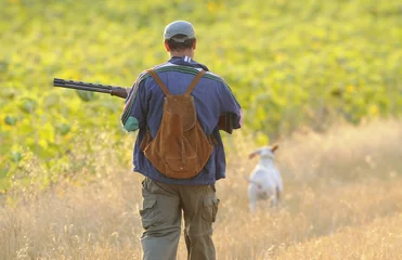 Fototapeten Jäger mit Hund in einem Weizenfeld © José 16