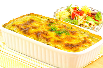 Lachsgratin und Salat