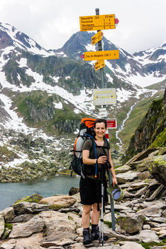 Junge Frau beim Wandern