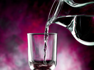 caraffa versa acqua nel bicchiere