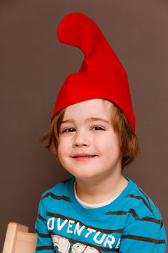 Junge mit Zwergenm&uuml;tze