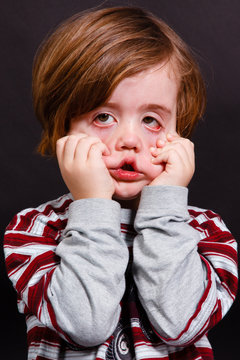 Junge verzieht Gesicht