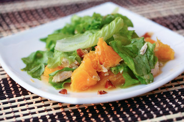 Salad with chicken, oranges, honey and almonds