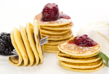 Сладкие блинчики с ягодами