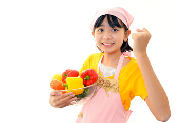 野菜を持ち微笑む女の子