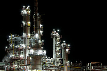 Fototapeta na wymiar Wgląd nocy fabryki produkcji benzyny