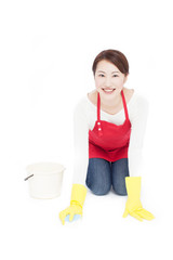 床を掃除する女性