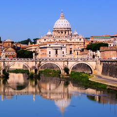 Fototapeta na wymiar Widok na Watykan drugiej stronie Tybru w Rzymie, Włochy